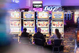Myanmar ကစားသမားများ Mobile ဖြင့် ဂိမ်းလော်ဘီ Slots ကစားနေသောပုံ